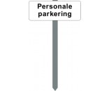PARKERINGSSKILT HVIDLAKERET 15X40 CM "Personale parkering" MED P-SPYD 