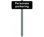 PARKERINGSSKILT SORTLAKERET 15X40 CM "Personale parkering" MED P-SPYD 