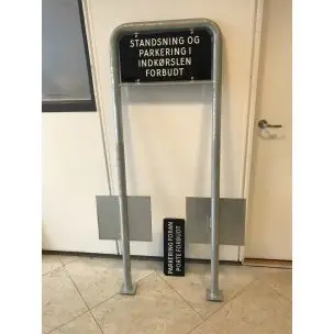 Standsning og parkering i indkørslen forbudt - Galge med skilt 25x50cm - Ejendomsskilte